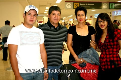 08082009 Rafael Ortega Soto, Rafael Ortega V., Aracely Soto Zúñiga y Alejandra Ortega Soto se fueron a disfrutar de las playas de Cancún.