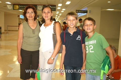 08082009 La familia González se despidió en el aeropuerto de la familia Pérez.