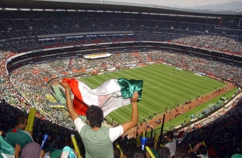 El Estadio Azteca se convirtió en una extensión del manicomio, aquello fue la locura por una explosión de júbilo entre jugadores, banca y tribuna, para que en los minutos siguientes se escuchara el '­México, México, México!'.