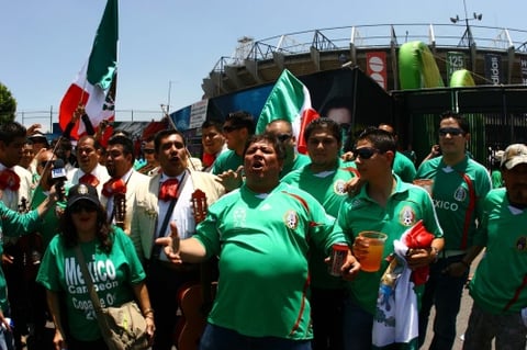 La afición salió contenta del Azteca para ir a celebrar al Ángel de la Independencia.
