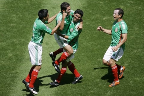 Los mexicanos aguantaron todo y al silbatazo final festejaron en el centro de la cancha con su afición, que también celebró en grande.