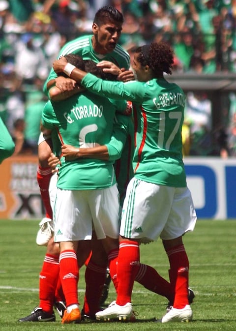 El coro de '­sí se puede!' se escuchó en el Estadio Azteca.