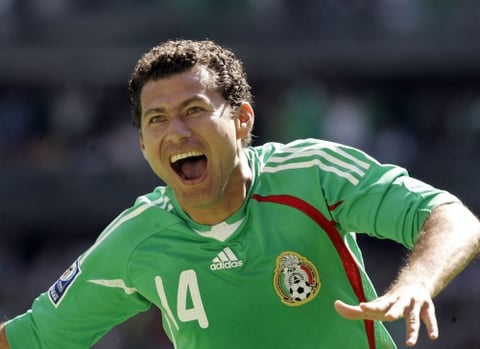 Miguel Sabah anotó a los 82 minutos y México derrotó 2-1 a Estados Unidos para rescatar tres puntos vitales en las eliminatorias de la CONCACAF rumbo al mundial de Sudáfrica.