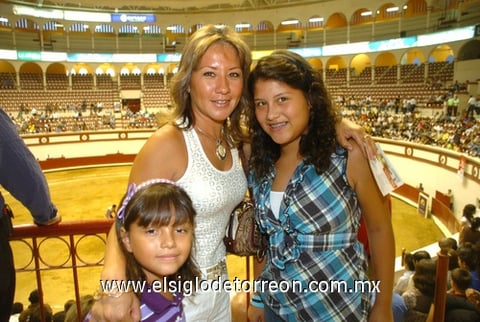 17082009 Claudia Reyes, Víctor Márquez y el pequeño  Rodrigo.