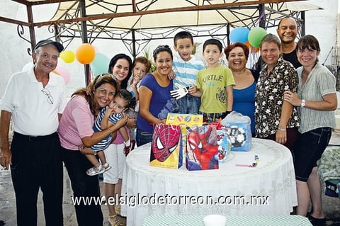 15082009 Miguel Ángel Borroel fue festejado por familiares con motivo de su octavo cumpleaños.