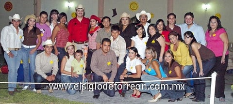 15082009 Jaqueline de Aguirre, acompañada de amigos que la felicitaron por su cumpleaños.