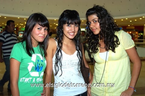15082009 Verónica  de Salazar, acompañada de Lili, Sandra, Bety y Claudia, asistentes a su fiesta de canastilla. EL SIGLO DE TORREÓN/JESÚS HERNÁNDEZ