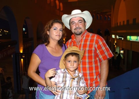 17082009 Cristina Márquez acompañada por sus hijas Victoria y Andrea.