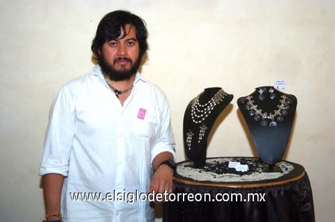 17082009 El artista. Oswaldo Luévano, quien recientemente presentó su obra.