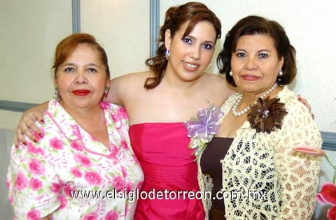 17082009 Abihail Aridai Ramírez Martínez, en compañía de su mamá Sra. Hilda Martínez de Ramírez y su suegra Sra. Flor Yong de Sifuentes, en pasado evento social.