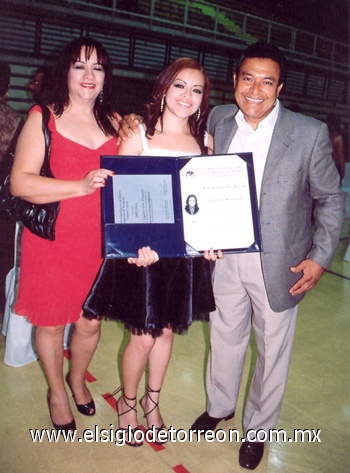 02082009 El pasado 14 de mayo del presente año, la Srita. Linda Jacqueline Ortiz Regalado, recibió su título de Licenciada en Mercadotecnia, con distinción en creatividad publicitaria. La acompañaron sus padres, Sres. Arturo Ortiz Castañeda y Reyna Jacqueline Regalado de Ortiz; así como sus hermanos, Arturo, José Luis y Miguel Ángel Ortiz Regalado.