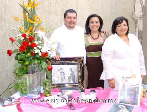 02082009 Los novios, en compañía de la organizadora del festejo, CP. Rosa Leticia González Rodríguez.