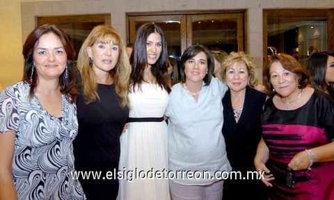 02082009 En familia. Soledad Aguirre, Mary Tenorio, Lizete Quezada, Sofía Cuéllar, Gloria García y Connie.