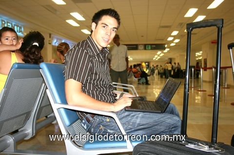 22082009 Roberto Carmona poco antes de abordar su avión que lo llevaría a la Ciudad de México.