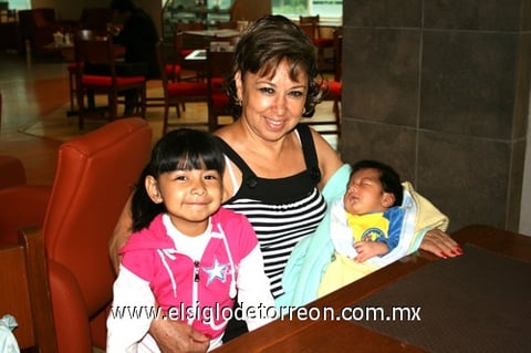 22082009 Ángela Medina Roldán llegó a Torreón a conocer a sus nietos Ángela Lucía y Ángel David.