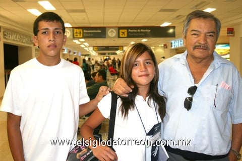 22082009 Mario Alberto Reynoso Serrano y Francisco Reynoso Aguilar despidieron a Maricarmen Reynoso Serrano, quien realizó un viaje de estudios.