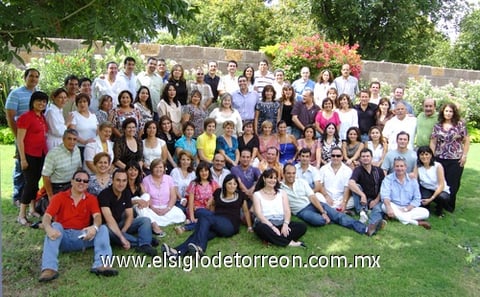24082009 Convivencia. Maestros y ex alumnos de preparatoria del Colegio Americano, generación 1984, recordaron viejos tiempos en alegre reunión.