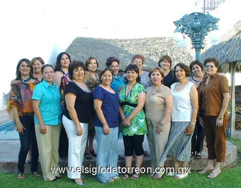24082009 Grupo de amigas, reunidas recientemente en un acontecimiento social.