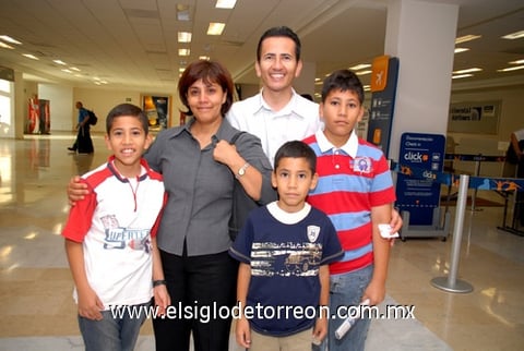 24082009 Silvia y Jorge Montiel con sus hijos Orson, Hyrum y Brigham, momentos antes de abordar su avión.