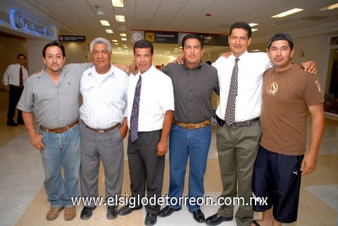 24082009 Jesús Corral, David Castañeda, David Castañeda Jr., Moroni, Benito y Aarón Castañeda, en la sala de espera del aeropuerto.