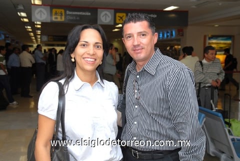 24082009 Brenda Rangel y Armando Reynoso llegaron a Torreón procedentes de Colombia.