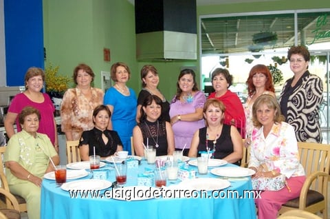 14082009 Acompañan a la futura mamá, amigas y familiares.
