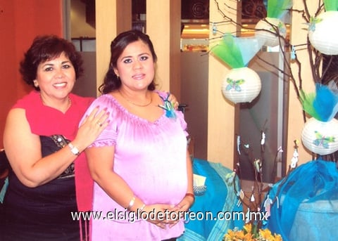 14082009 La festejada, en compañía de su mamá, Sra. María de Jesús P. de Adame.
