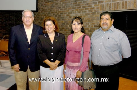 14082009 Señor Héctor Acuña, rector de la Ibero acompañado de Laura Orellana, Alejandra Castillo y José Luis Anzures.