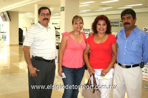 14082009 Rumbo a Veracruz. Gerardo Medina, Patricia Montelongo, Martha Facio, los despide Francisco Javier Morán.