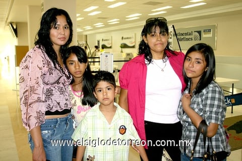 14082009 Vuelan a Miami. Kikey y Jéssica, son despedidos por Yael, Reyna y Mary Calderón.
