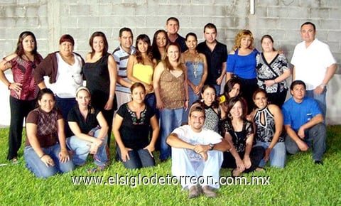 12082009 Muy concurrida estuvo la fiesta deMyrna, la acompañó un numeroso grupo de amigos.