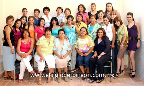 18082009 Acompañan a Michelle, en su festejo, un numeroso grupo de amigas y familiares.
