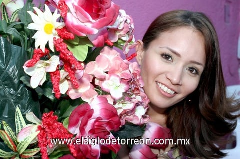 06082009 Así posó Blanca Azucena Jiménez Domínguez, en su fiesta prenupcial.