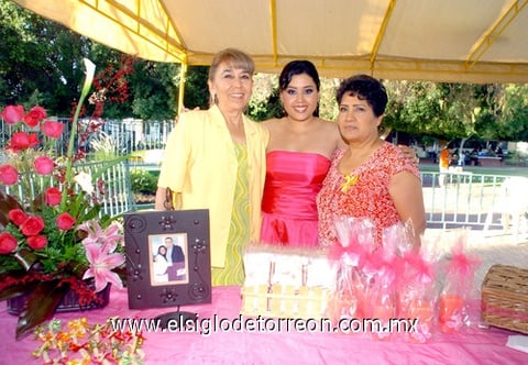 12082009 Jeannie Escajeda Bravo en la compañía de las organizadoras a su despedida
de solteraMaría PiedadBravo y BerthaMedina González.