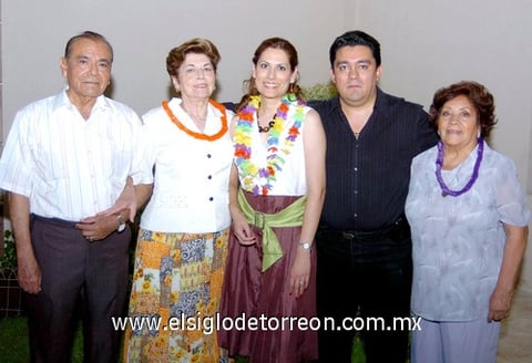 19082009 Los novios, en compañía de sus padres, Sebastián Calvillo Hernández y Alicia San Vicente de Calvillo; Maty Carrillo de Álvarez.