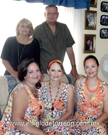 18082009  José Pacheco y María Luisa Pascual de Pacheco con sus hijas María Luisa Pacheco de Moya, Cristina Pacheco de Chaúl y Gabriela Pacheco de Lougheed, la última de ellas en su reciente visita que hizo a Torreón procedente de Canadá.