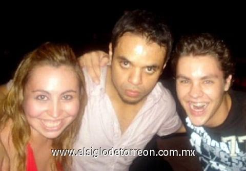 19082009 Daniela Galindo, Luis Mireles y Lalo Villarreal, en un acontecimiento social celebrado recientemente.