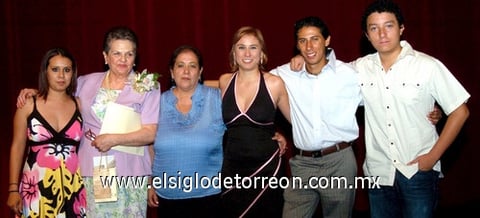 19082009 Homenajeada. María Esperanza González (Puque Tinajero), acompañada de Marcela Arce, Gaby Arce, Gabriela Tinajero, Daniel Tinajero y Gustavo Arce.