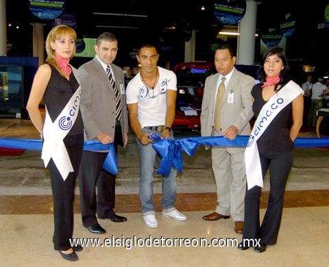 19082009 El sábado pasado se efectuó el corte del listón inaugural de Contacto Cimaco 09, el acto estuvo presidido por Paco Torres, jugador del Santos Laguna. A las 16:00 horas se registró el evento donde se dieron cita las principales marcas de electrónica, cómputo, videojuegos y telefonía celular. En Contacto Cimaco, se encuentra la expotecnología más importante del año.