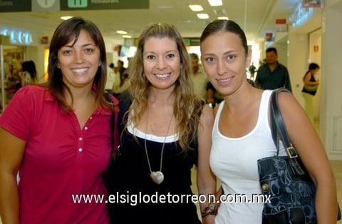 06082009 De Vallarta.Meme García recibió a Katia Ruiz y
Lucía García.