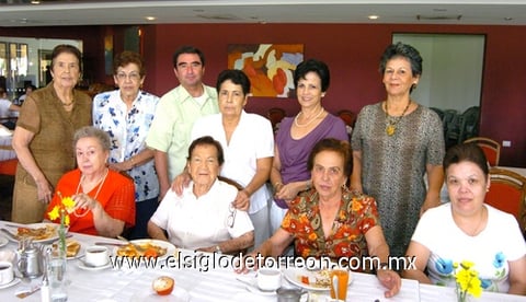 09082009 El padre Pepe Chuy, conmemoró un año más de vida con una reunión que le prepararon sus amigas del grupo de Cáritas de SanAgustín que
lo invitaron a desayunar al restaurante del Club Campestre La Rosita. Alicia Safa, Cuquita Rosales,Angélica Delgado, Dora Perches, Rita
Chong, Olga Echávez, Georgina Rodríguez, Paulina Ventura yAuroritaMedellín, le externaron sus mejores deseos al apreciado sacerdote.