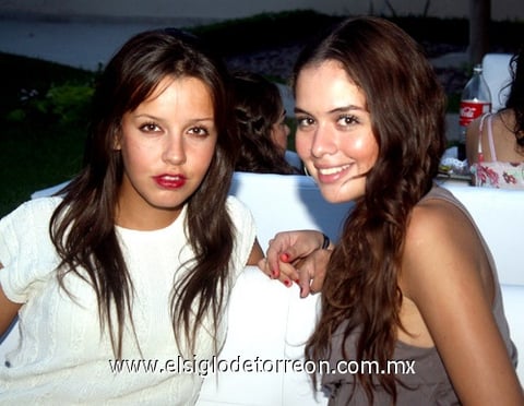 12082009 Laura Ambrosio y Carmen Elektra, invitadas a una fiesta de cumpleaños.