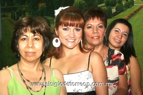 09082009 Fabiola García Reyes, en su fiesta prenupcial que se llevó a cabo el pasado 25 de julio de 2009, organizada porMaría DoloresMartínez Rangel, Perla Azucena de
Santiago y su mamá señora Ivonne Reyes.