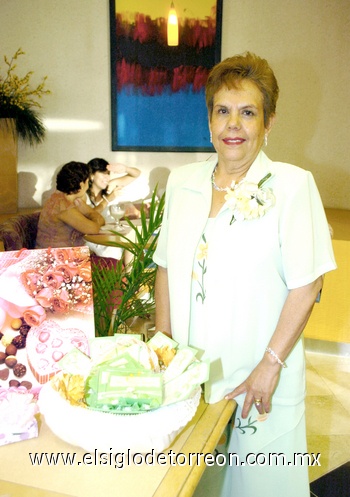 09082009 Candelaria SánchezOrona, fue homenajeada por
su esposo Crisanto Gómez con motivo de su cumpleaños.