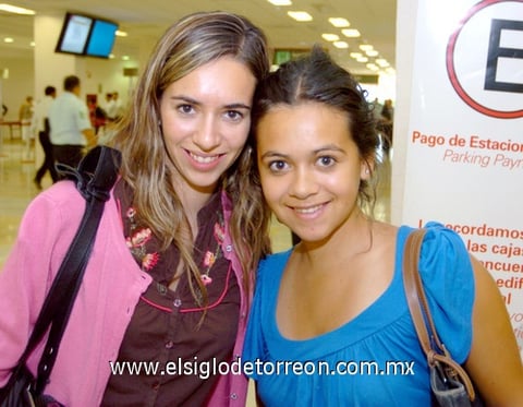 06082009 Hogar, dulce hogar. Miriam Martínez quien regresa
del DF., la recibe su hermana Sofía.