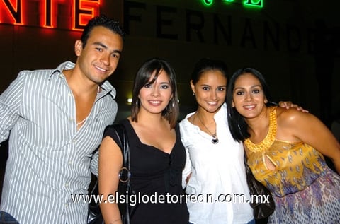 09082009 Disfrutan concierto. Gustavo García, Paola Castañeda, Ayram Aranda y
Marina Blanco.