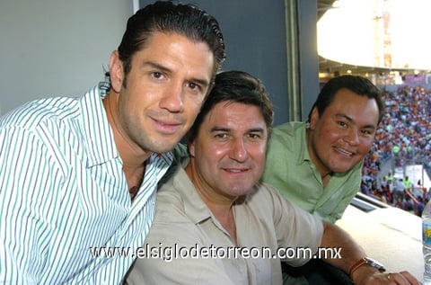 09082009 Se divierten. Alejandro Irarragorri, Omar Canizales y Fernando Jaime.