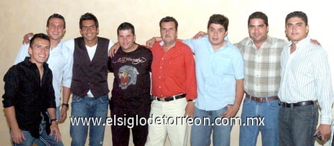 09082009 Acompañado de familiares y amistades,AlejandroHuerta González, celebró sus 35 años de vida con una fiesta que le organizó su esposaMarcelaMancha deHuerta el
30 de julio pasado quien ofreció un rico buffet mexicano y vampiritos.