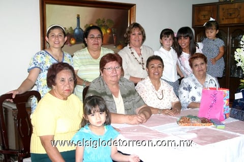 16082009 Es festejada por su hija. La señora Tere Sifuentes de Nava fue festejada con una reunión a la que acudieron sus familiares y amistades allegadas. Celebración que estuvo organizada por su hija Marisol Nava de Cano, quien llegó de Estados Unidos especialmente para homenajear a su querida mamá.