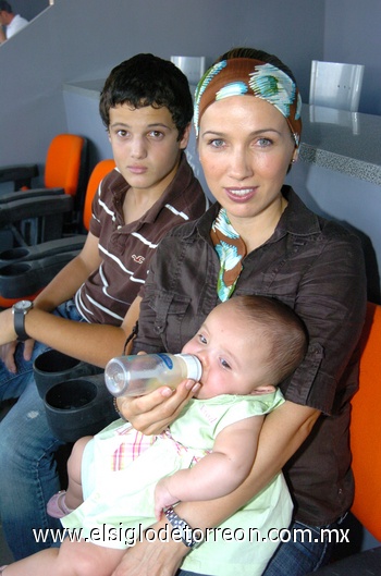 09082009 Angelina Rodríguez Encina con sus hijos Octavio y
Daen Ibarra.